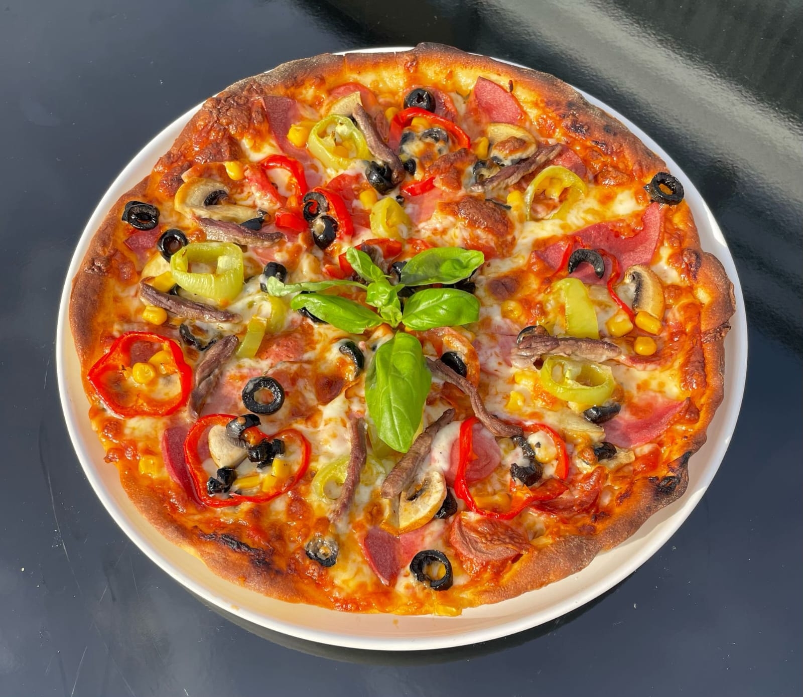 Loqale Special Pizza